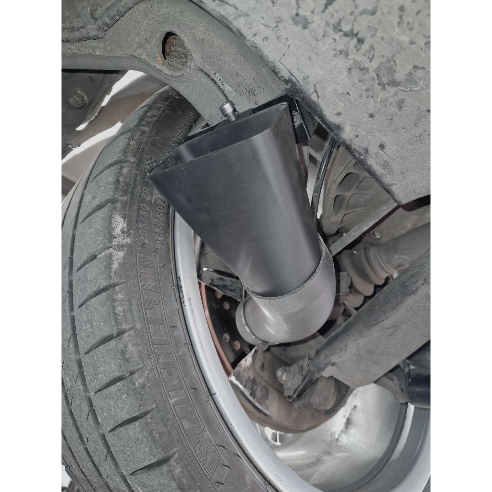 Bremsenkühlung an der Hinterachse des BMW E46 M3, Unteransicht montiert