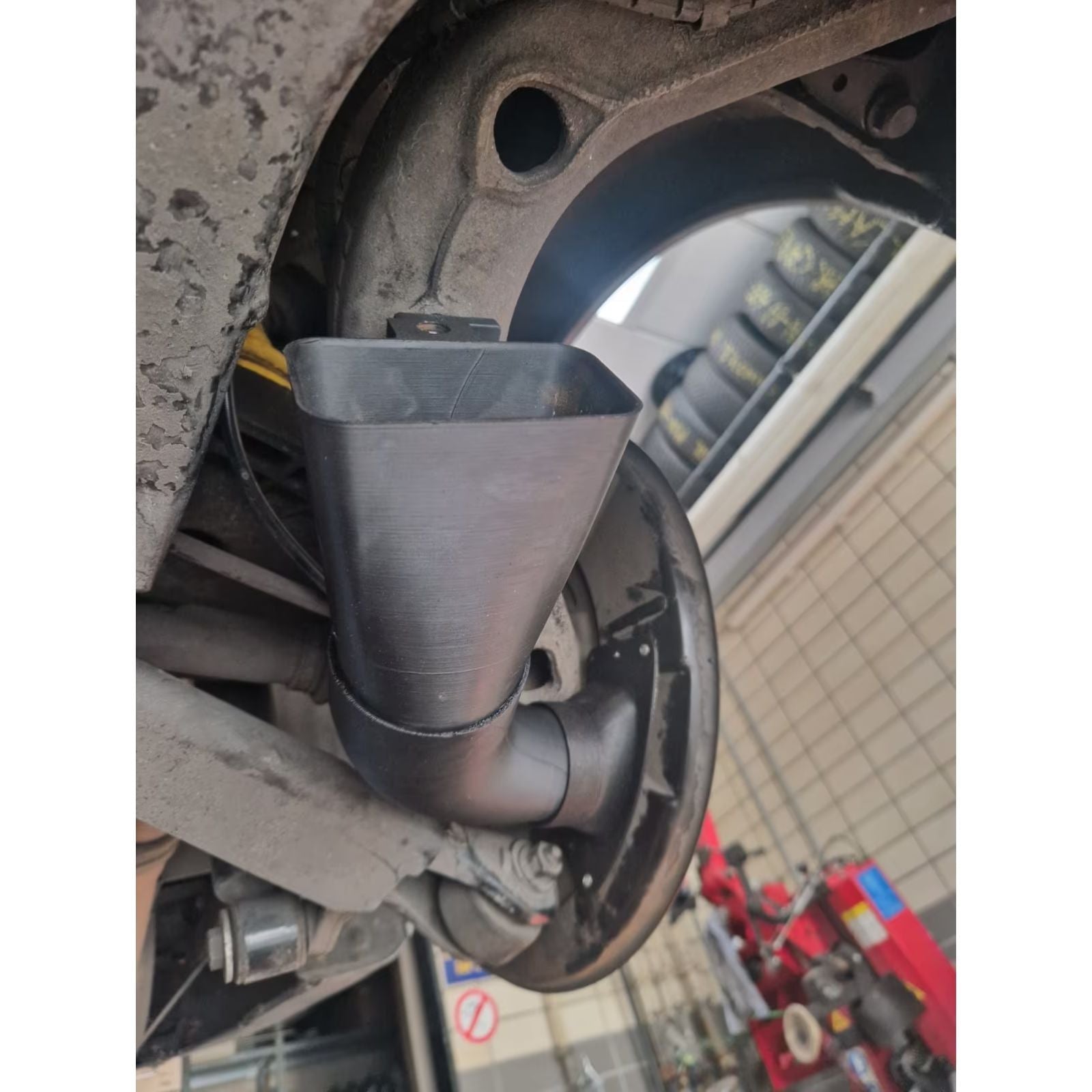 Bremsenkühlung an der Hinterachse des BMW E46 M3, Unteransicht montiert