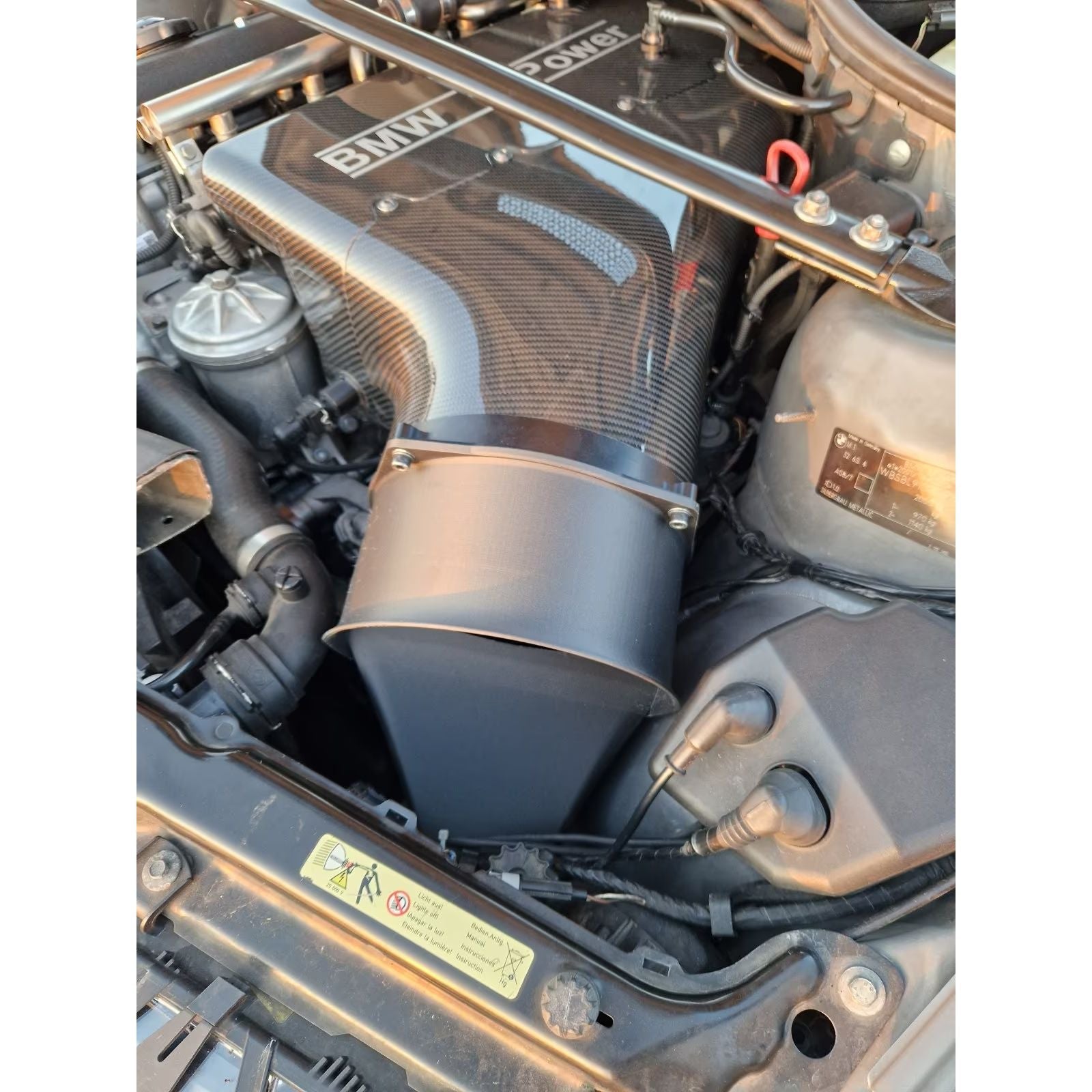 Ansaug-Schnorchel für die CSL-Carbon-Airbox am BMW E46 M3 S54 zur verbesserten Luftzufuhr, Ansicht Motorraum vorne oben