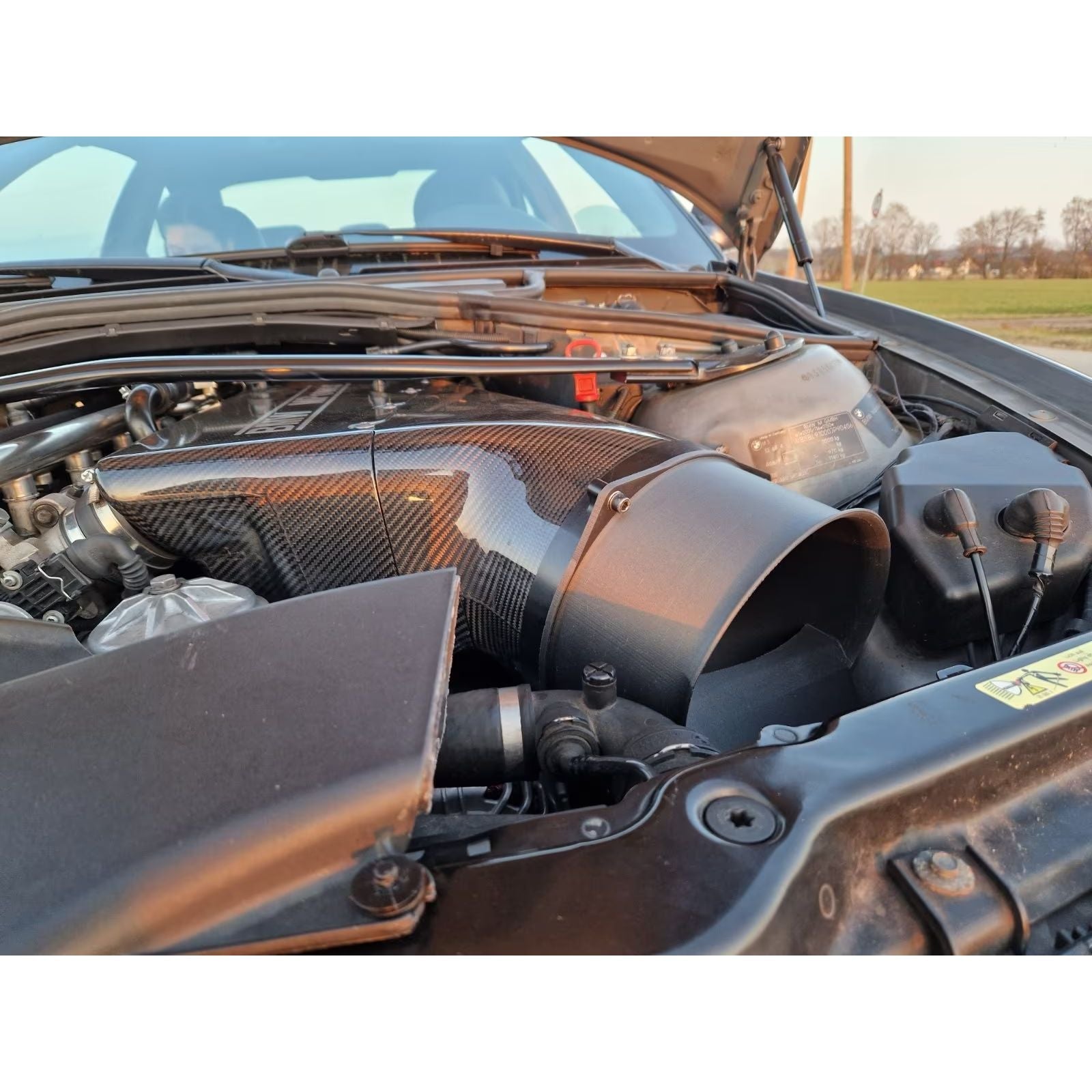Ansaug-Schnorchel für die CSL-Carbon-Airbox am BMW E46 M3 S54 zur verbesserten Luftzufuhr, Ansicht Motorraum seitlich
