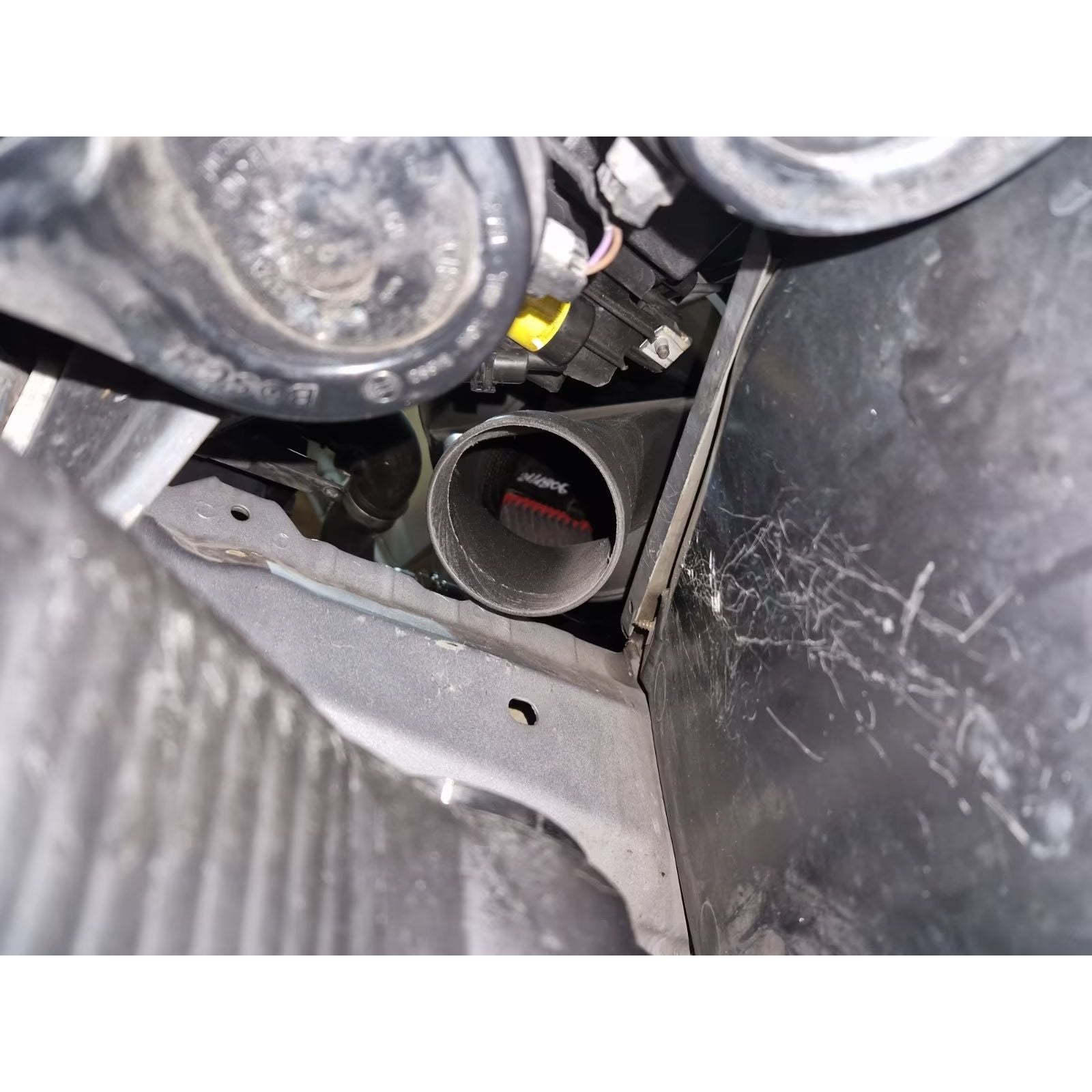 Carbon Airbox Schnorchel für BMW E46 M3 im Motorraum montiert, Ansicht von unten