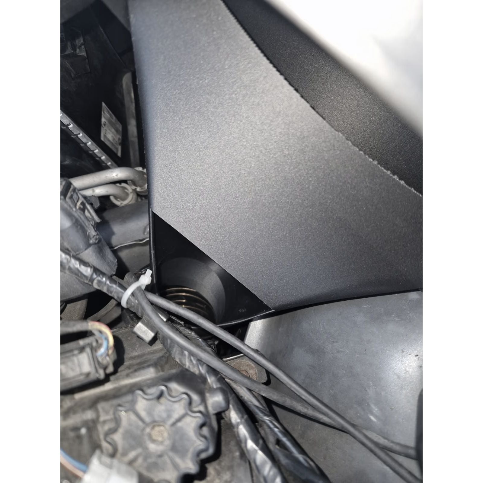 Ansaug-Schnorchel für die CSL-Carbon-Airbox am BMW E46 M3 S54 zur verbesserten Luftzufuhr, Ansicht Motorraum unten