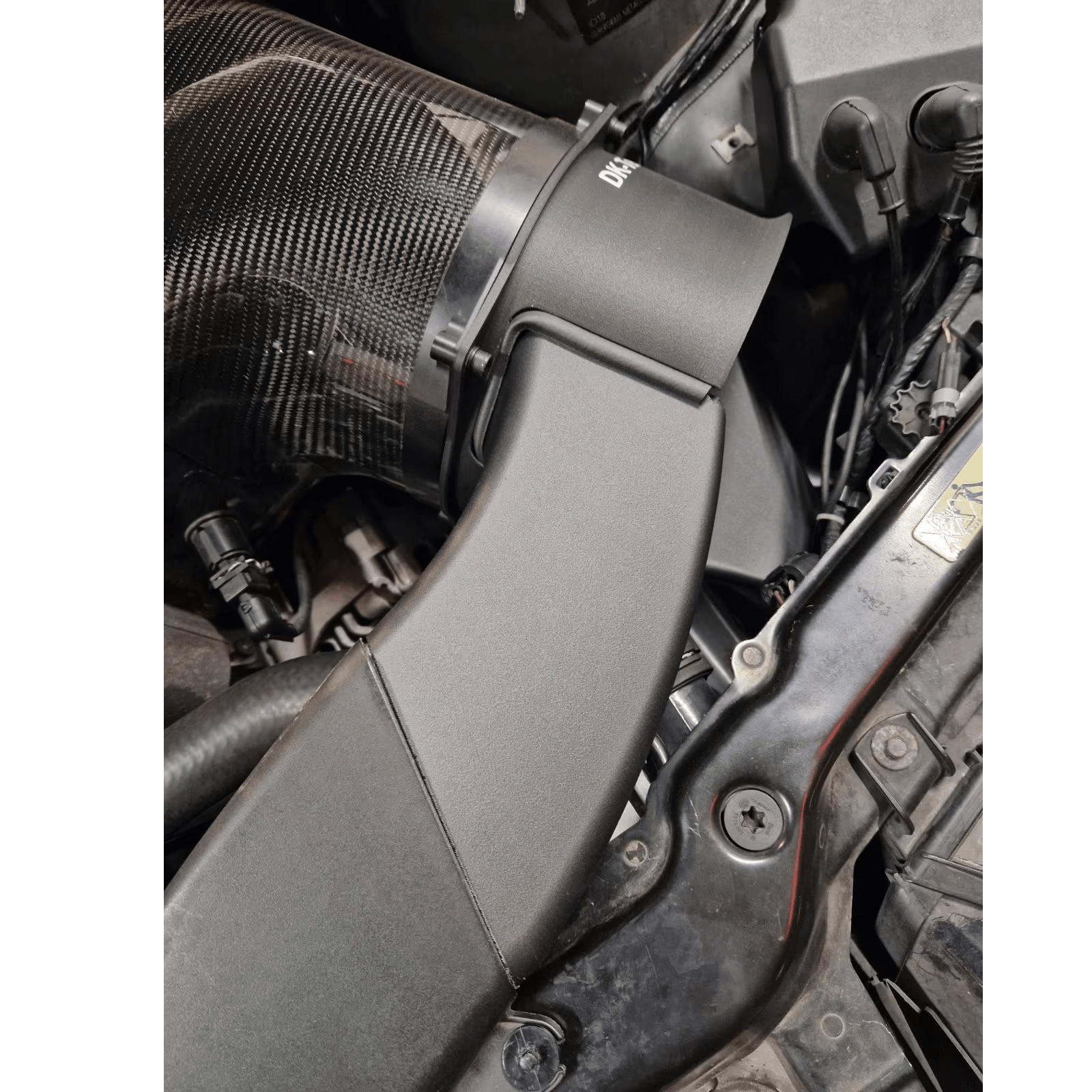 Ansaug-Schnorchel für die CSL-Carbon-Airbox am BMW E46 M3 S54 zur verbesserten Luftzufuhr, Ansicht Motorraum