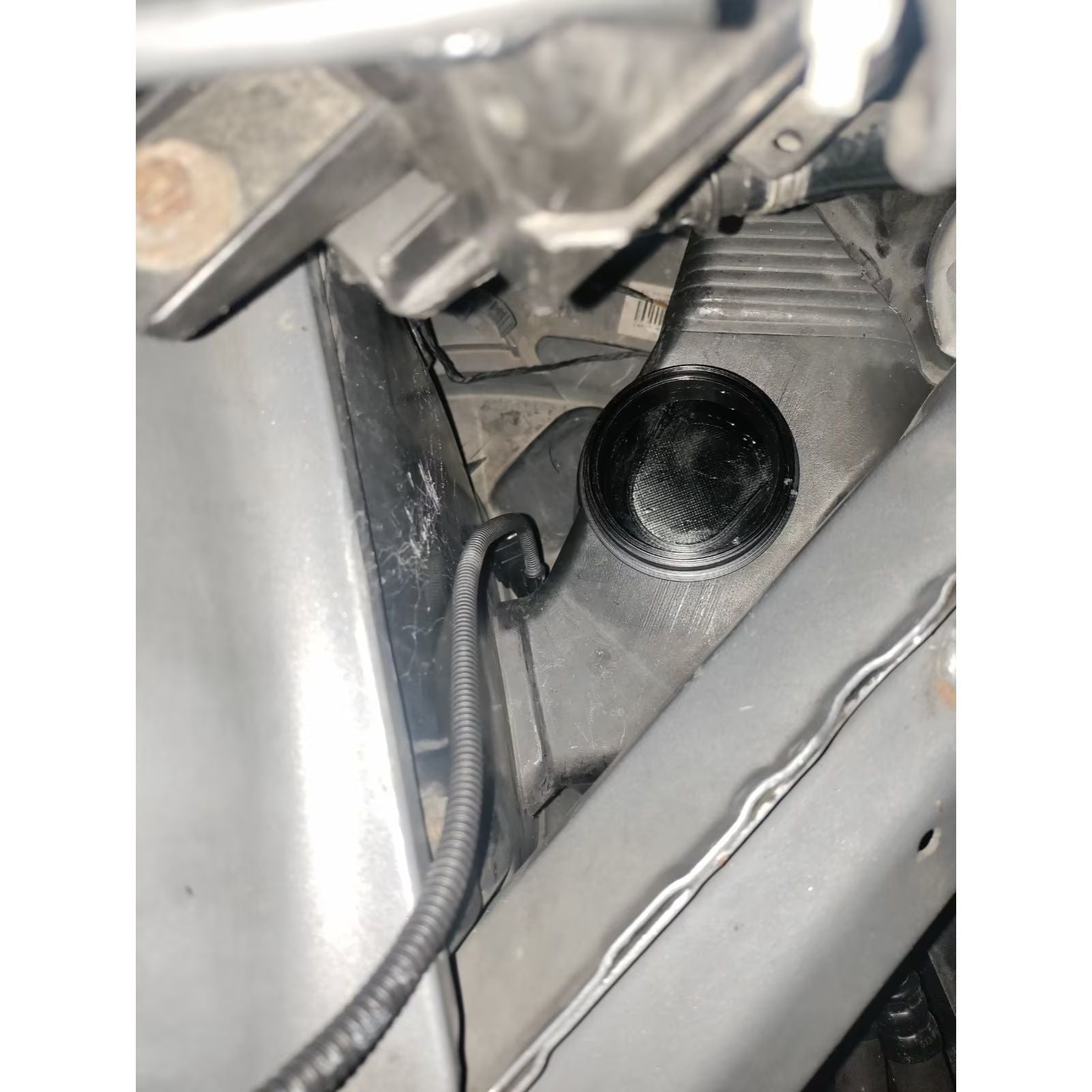 Air Scoop zur Frischluftzufuhr durch den Bremskühlkanal am BMW E46 M3, Eventuri-Style, montierter Zustand