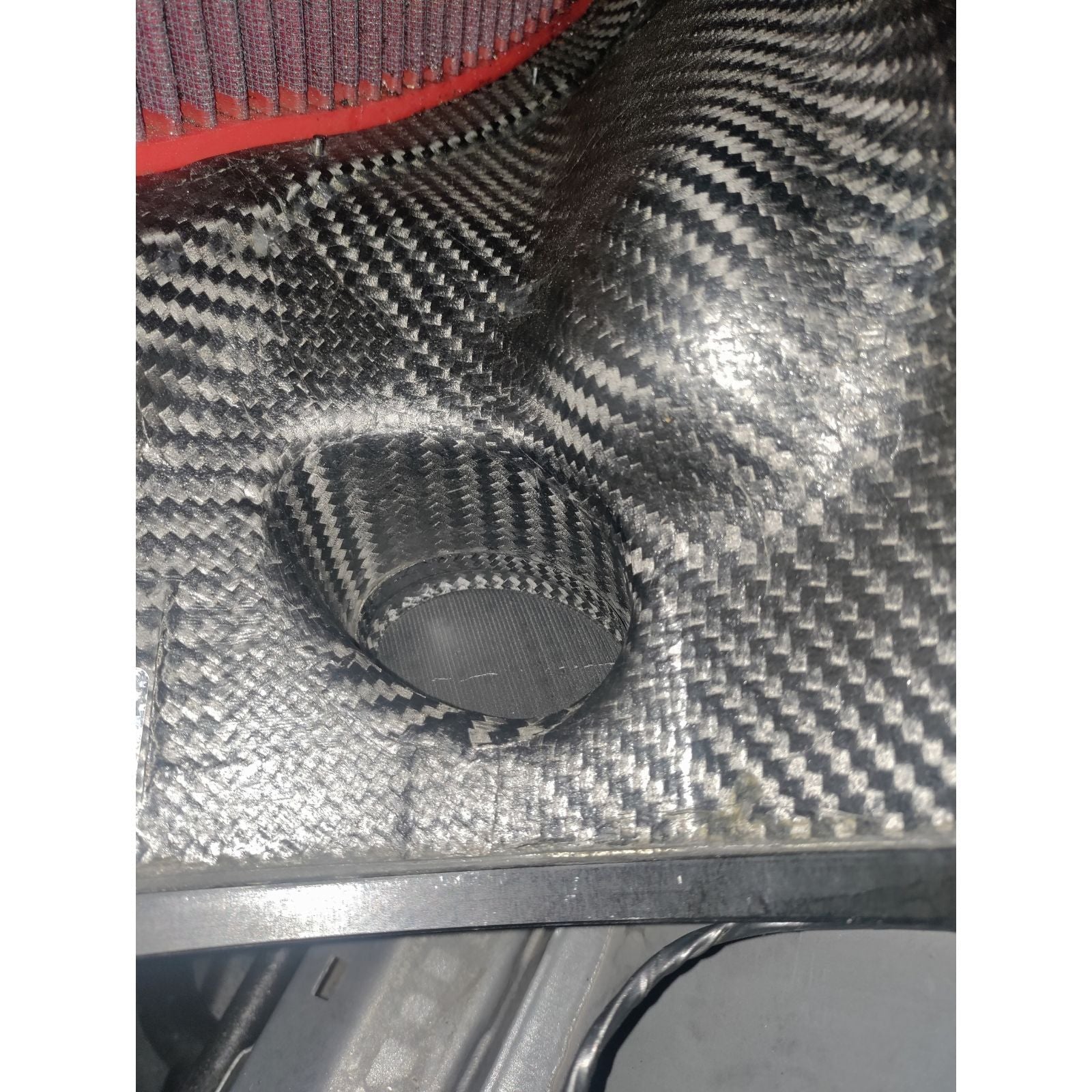 Verschlussdeckel der Nebenleitung an der Carbon-Airbox des BMW S54, montierter Zustand
