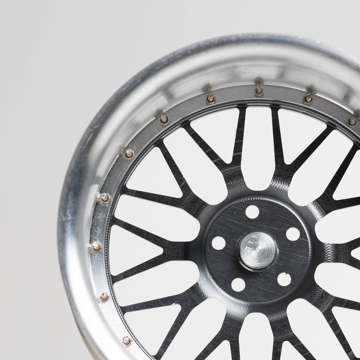 CNC-gefräste Aluminium Deko Felge im Maßstab 1:5, Classic Type S in grau, Detailaufnahme Rückseite
