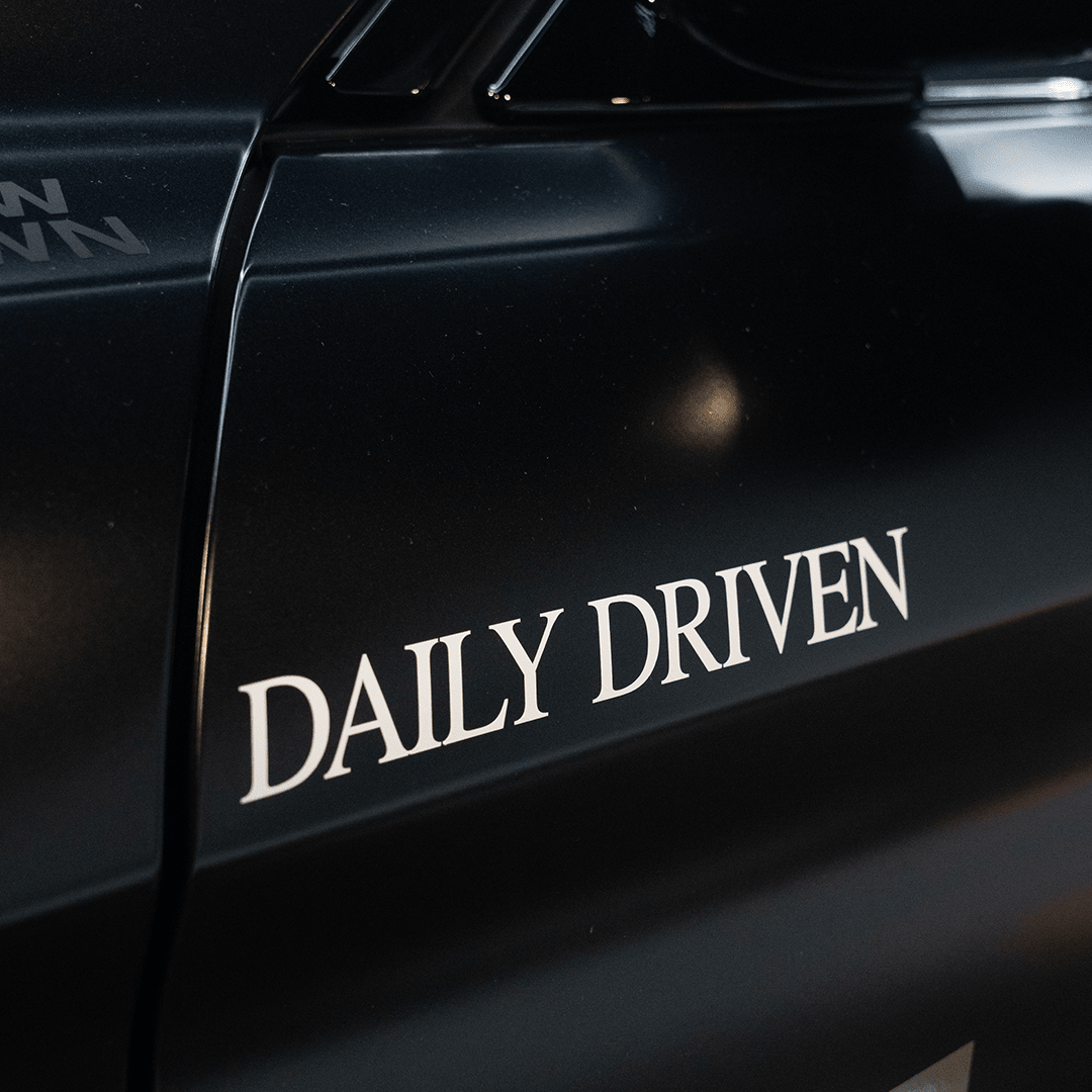 DAILY DRIVEN Sticker aus Premium ORACAL Folie – 20 cm