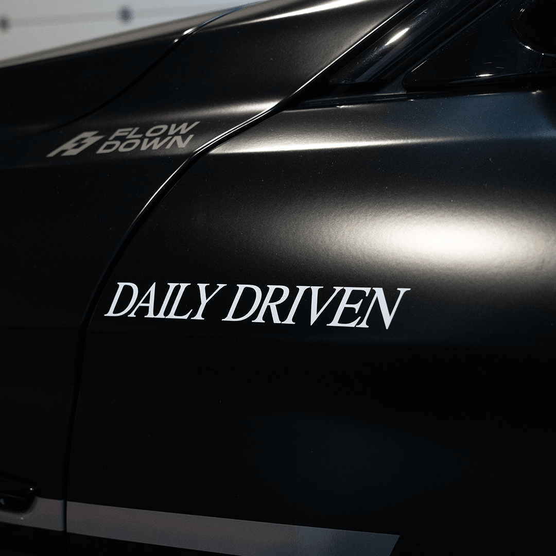 DAILY DRIVEN Sticker aus Premium ORACAL Folie – 20 cm