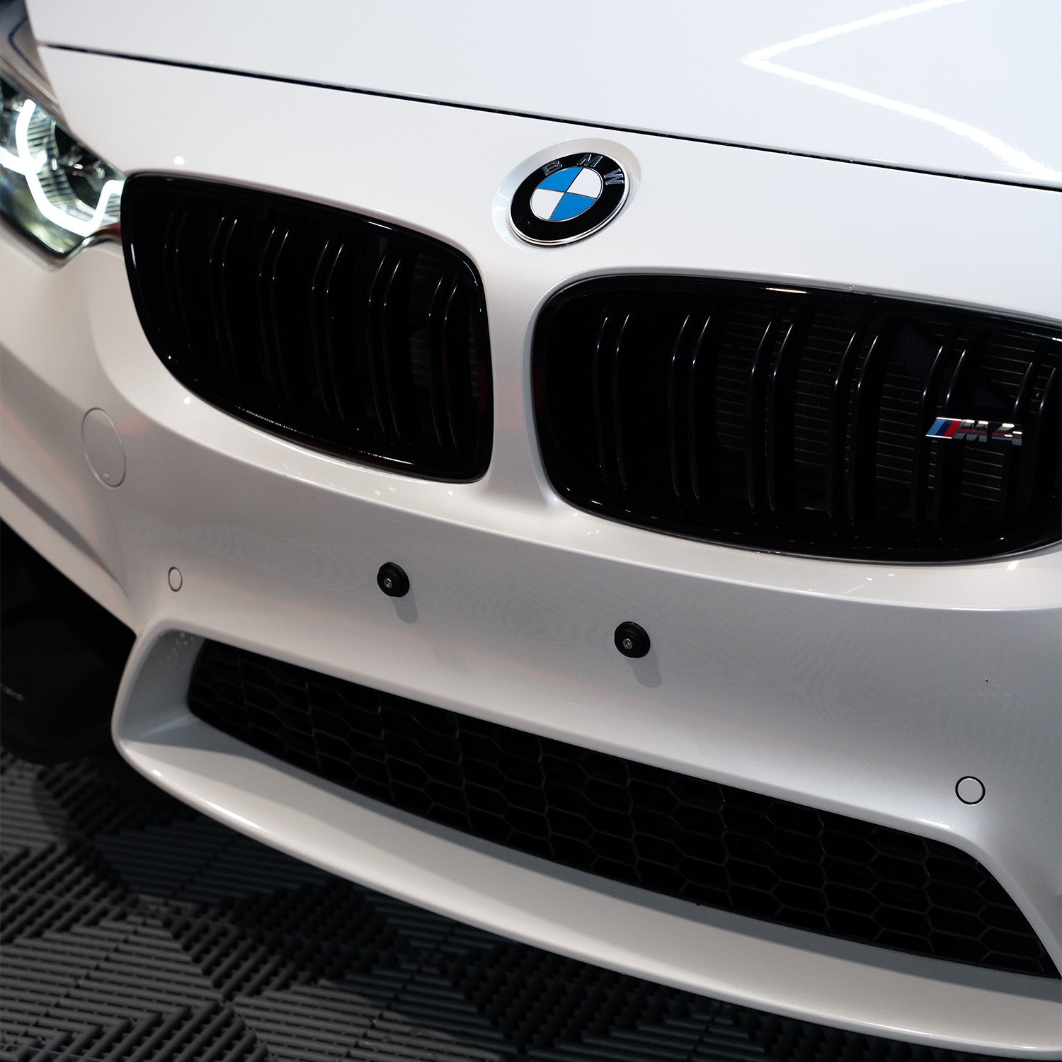 FLOW DOWN Magnet-Kennzeichenhalter passend für BMW M3 F80 & M4 F82/F83