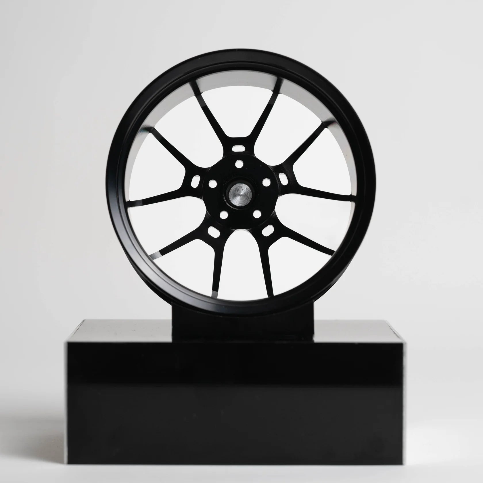 CNC-gefräste Aluminium Deko Felge im Maßstab 1:5, Rays G025 in schwarz, Rückseite