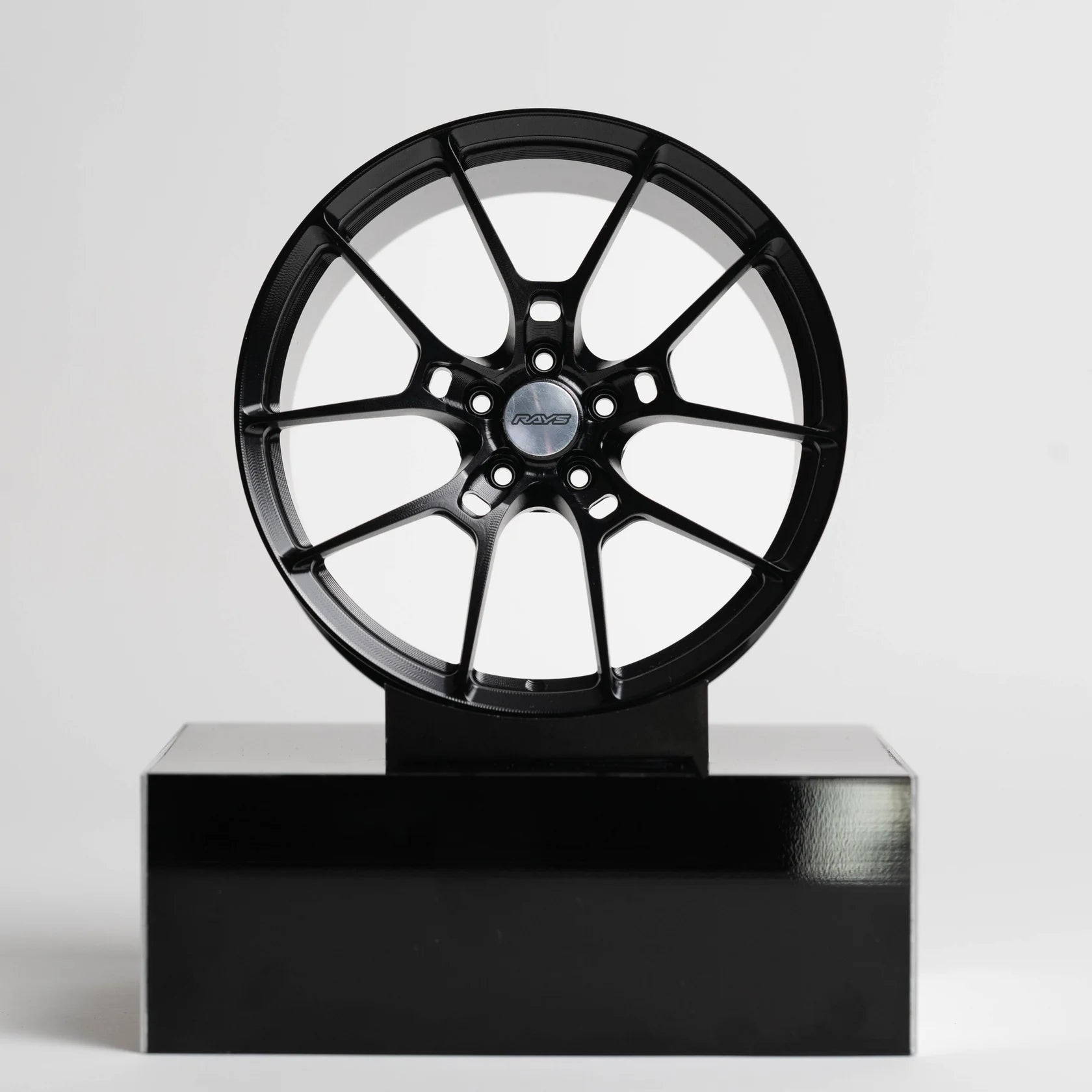 CNC-gefräste Aluminium Deko Felge im Maßstab 1:5, Rays G025 in schwarz, Frontansicht