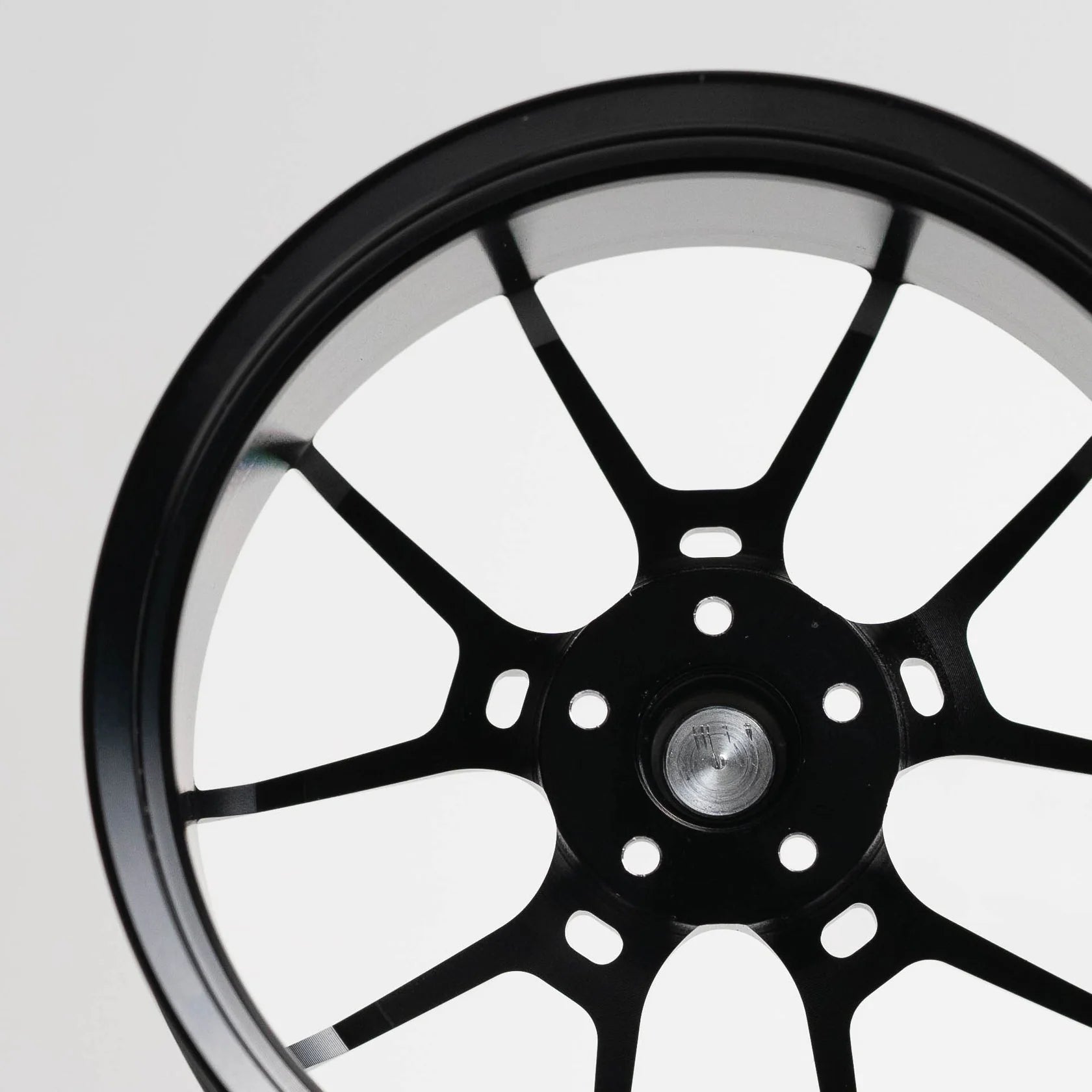 CNC-gefräste Aluminium Deko Felge im Maßstab 1:5, Rays G025 in schwarz, Rückseite Detailaufnahme