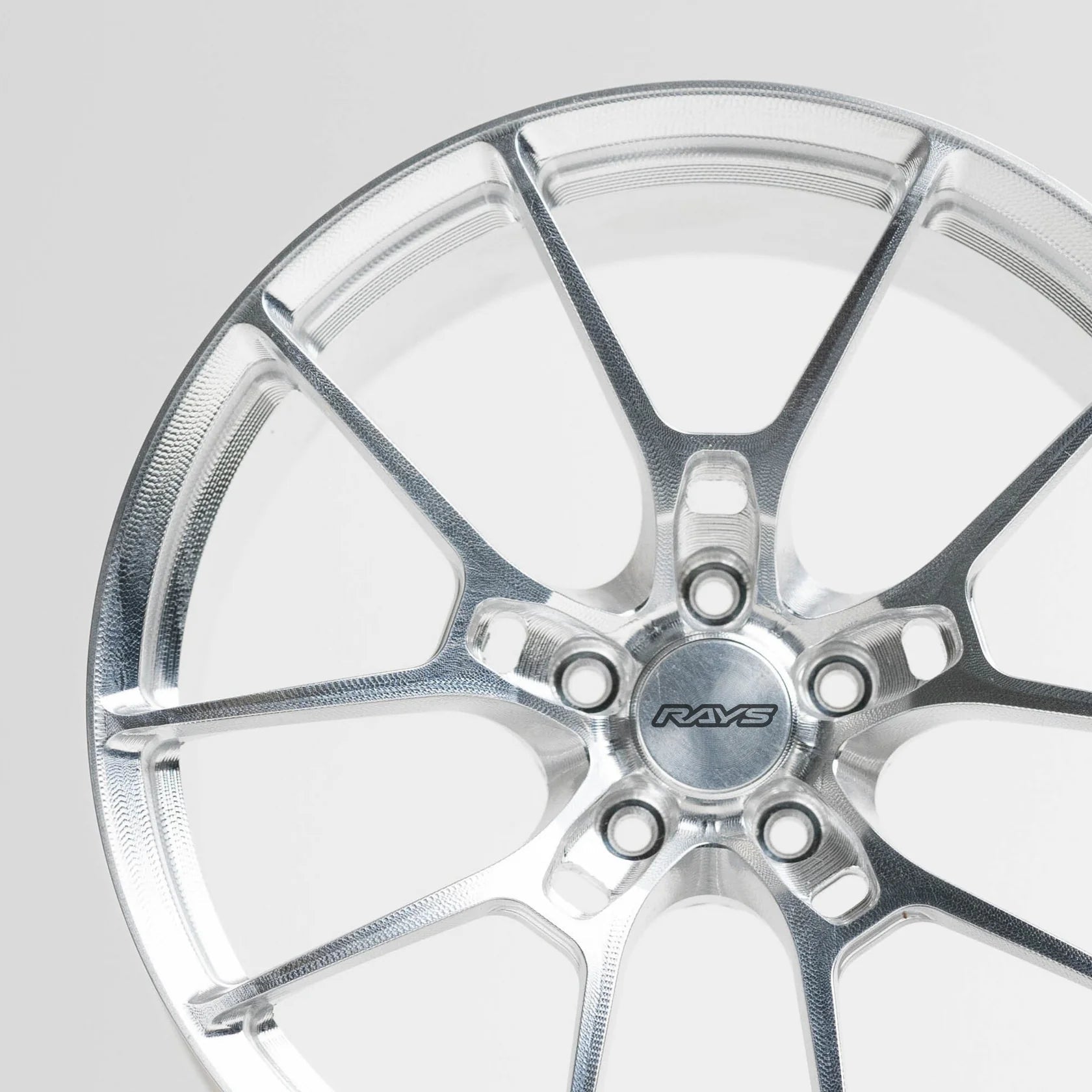 CNC-gefräste Aluminium Deko Felge im Maßstab 1:5, Rays G025 in Silber, Frontansicht Detailaufnahme