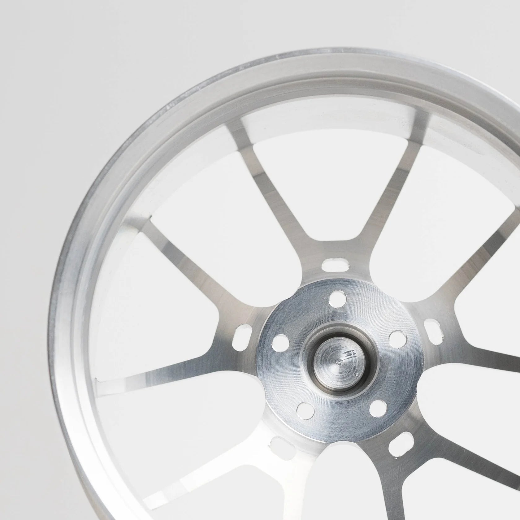 CNC-gefräste Aluminium Deko Felge im Maßstab 1:5, Rays G025 in Silber, Rückseite Detailaufnahme