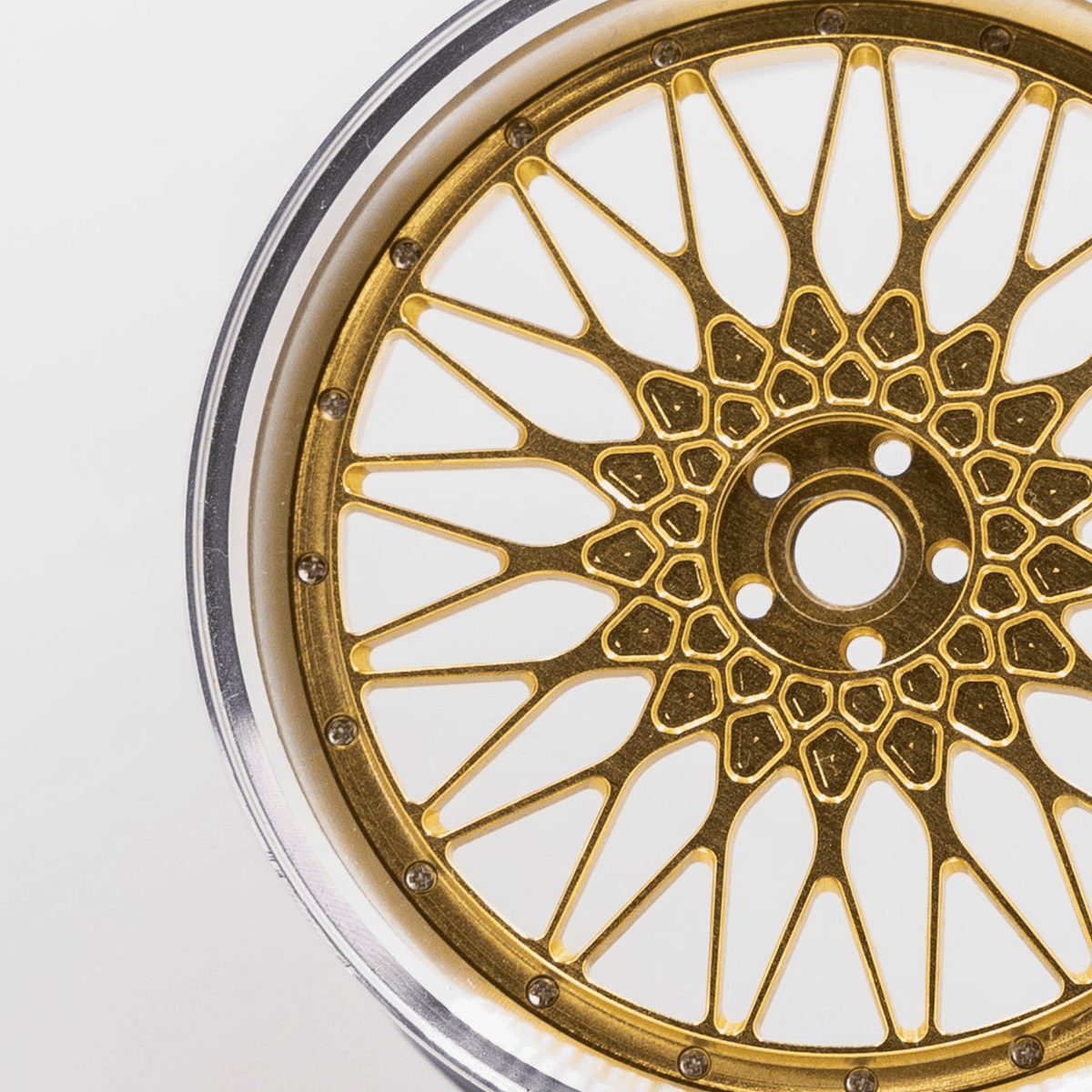 CNC-gefräste Aluminium Deko Felge im Maßstab 1:5, Speedline Classic in Gold, Frontansicht Detailaufnahme