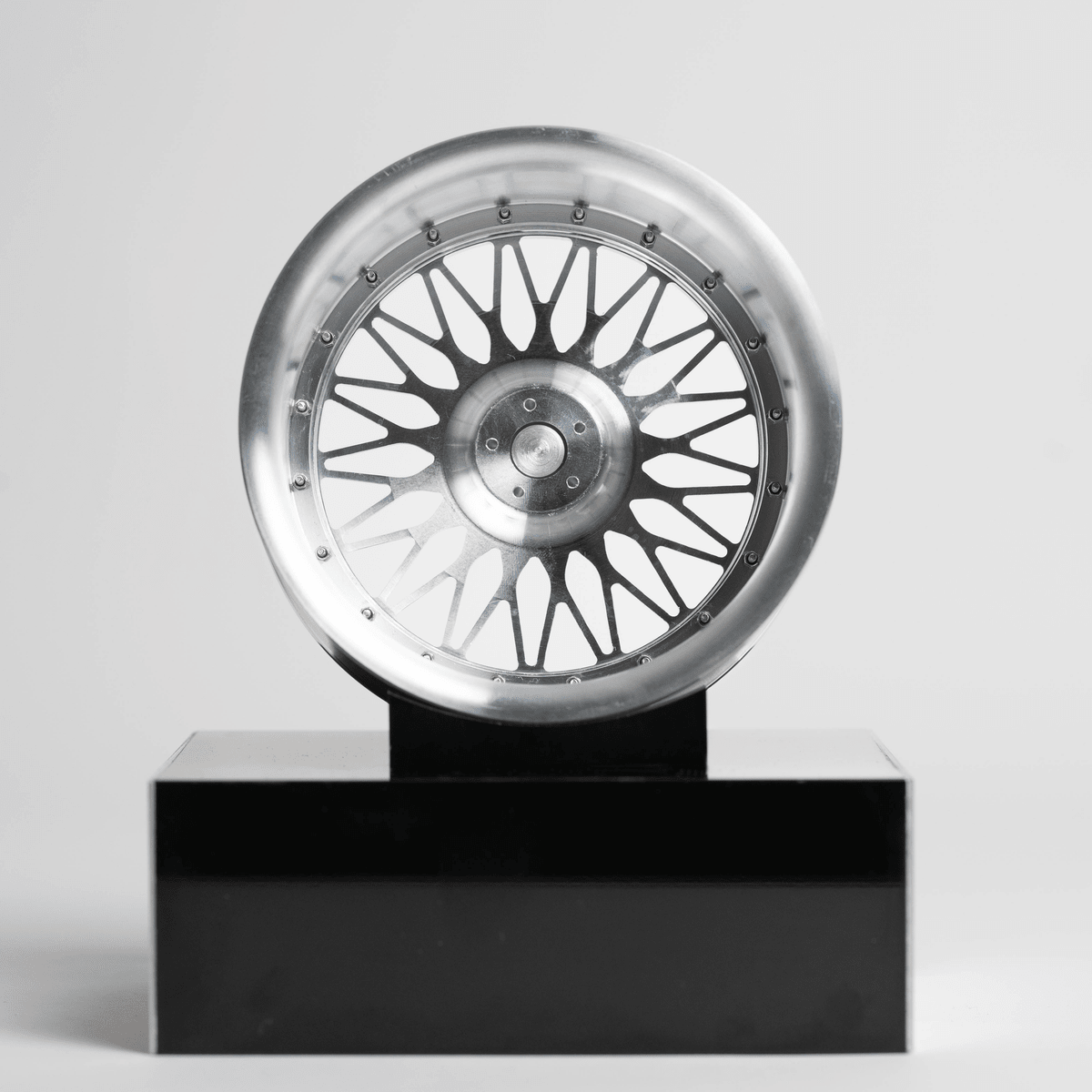 CNC-gefräste Aluminium Deko Felge im Maßstab 1:5, Speedline Classic in Grau, Rückseite