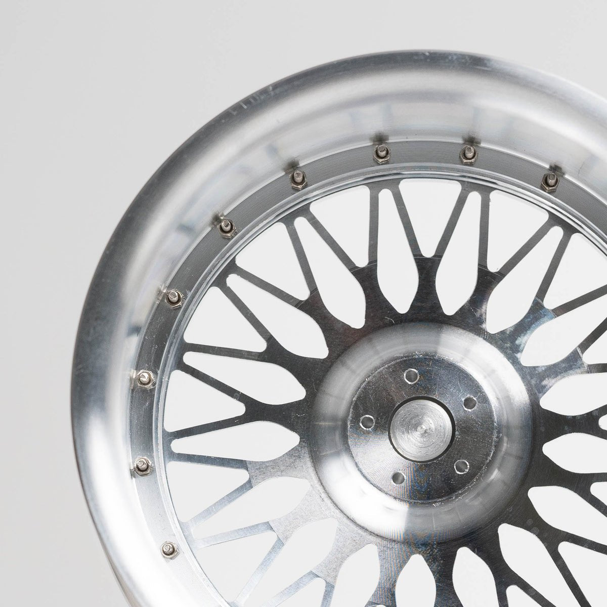 CNC-gefräste Aluminium Deko Felge im Maßstab 1:5, Speedline Classic in Grau, Rückseite Detailaufnahme