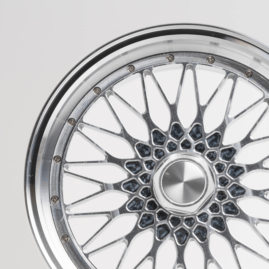 CNC-gefräste Aluminium Deko Felge im Maßstab 1:5, Speedline Classic in Silber, Frontansicht Detailaufname mit Zentrierkappe