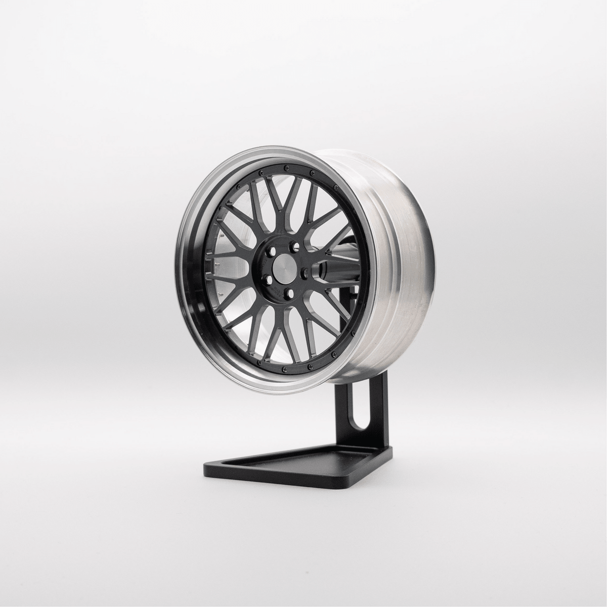 Drehbarer Felgenständer für Aluminium Deko Felge in 1:5 Maßstab, vordere Ansicht