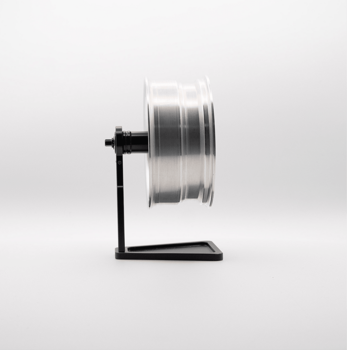 Drehbarer Felgenständer für Aluminium Deko Felge in 1:5 Maßstab, seitliche Ansicht