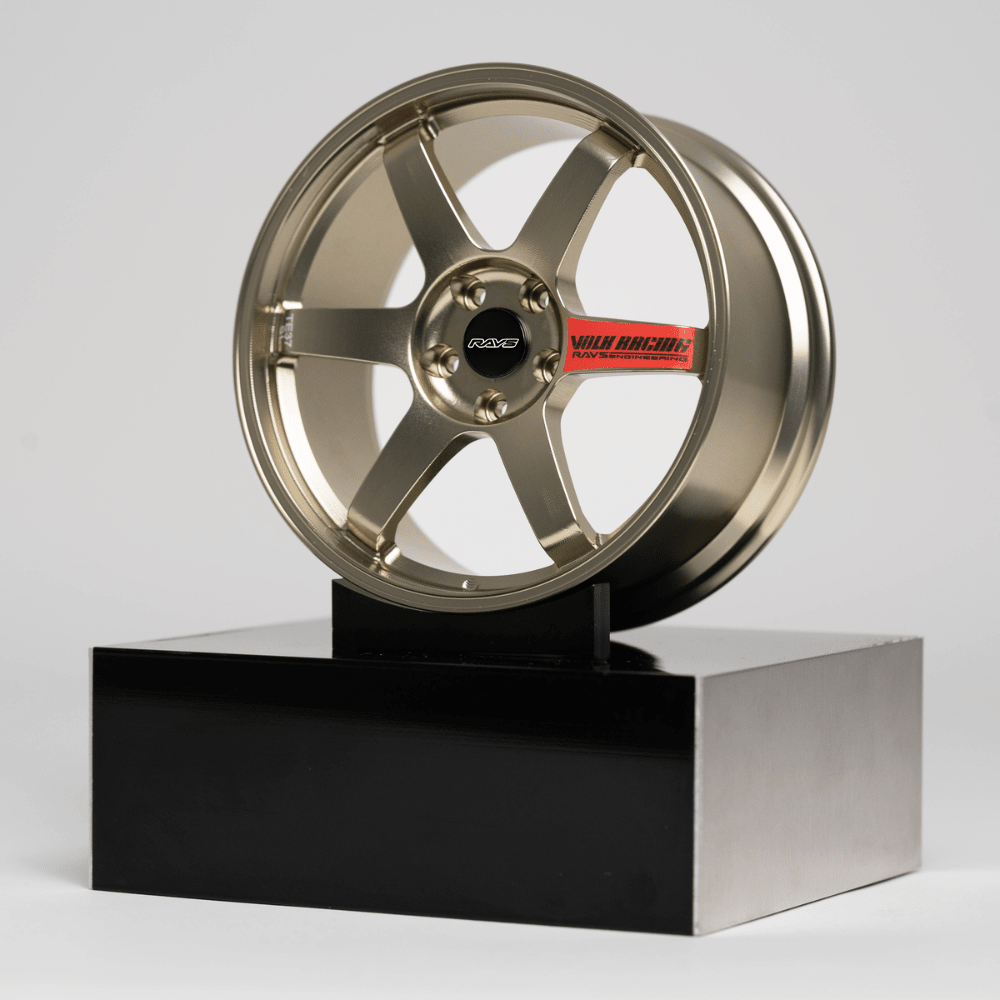 CNC-gefräste Aluminium Deko Felge im Maßstab 1:5, Rays TE37 in Kupfer mit Rotem Sticker, Frontansicht