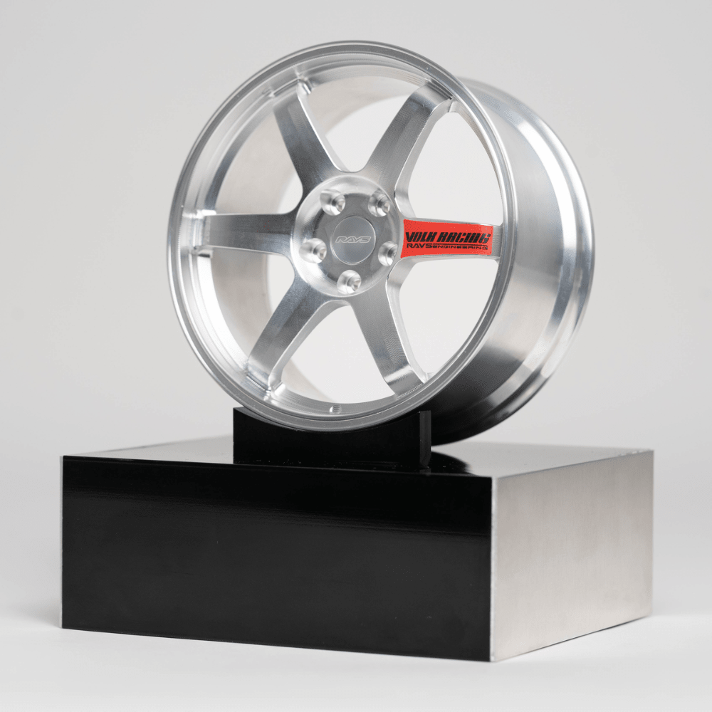 CNC-gefräste Aluminium Deko Felge im Maßstab 1:5, Rays TE37 in silber mit Rotem Sticker, Frontansicht