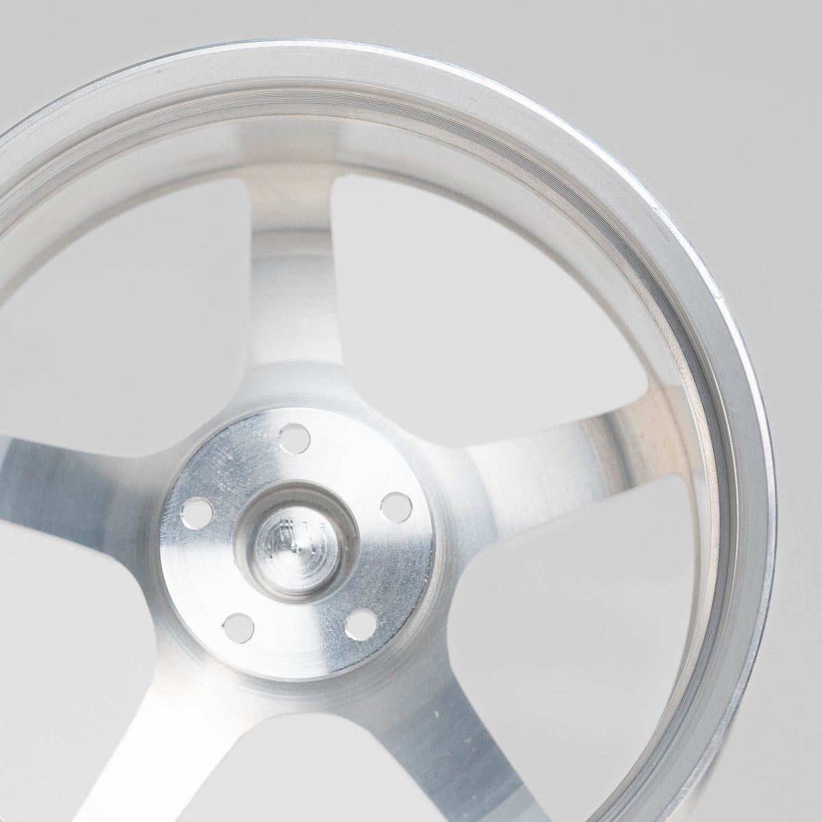 CNC-gefräste Aluminium Deko Felge im Maßstab 1:5, Rays TE37 in silber, Rückseite Detailaufnahme