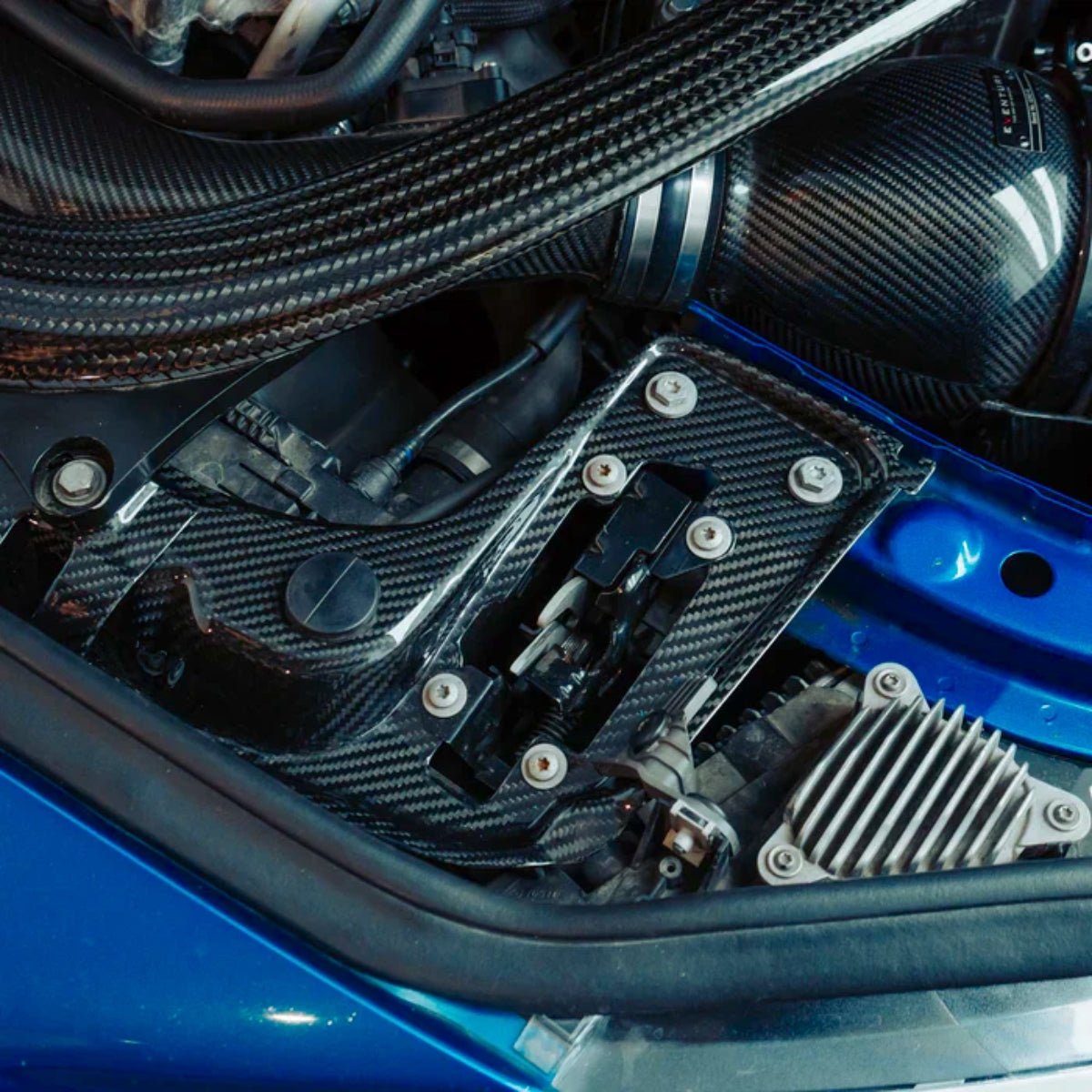 TNF+ vordere Kühlerstützstrebe in Carbon passend für BMW 2er (F22/F23) 3er (F30/F31/F34/F35) 4er (F32/F33/F36) M3 (F80/F81) M4 (F82/F83) M2 (F87 N55/F87C S55)