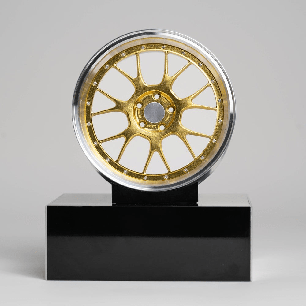 CNC-gefräste Aluminium Deko Felge im Maßstab 1:5, Velocity-R in Gold, Frontansicht