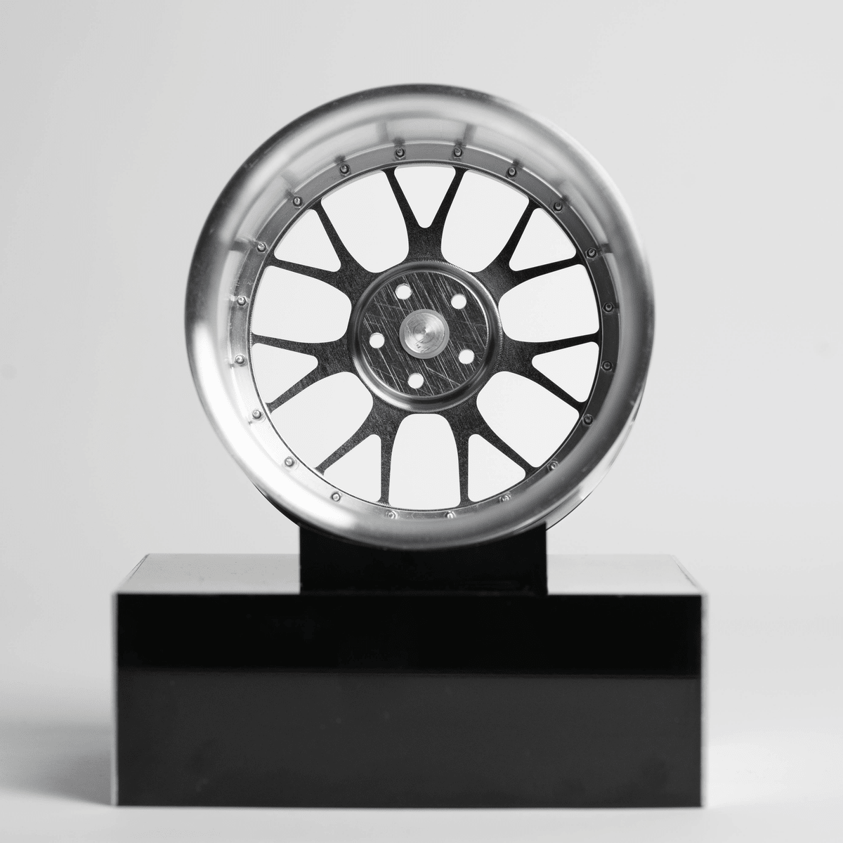 CNC-gefräste Aluminium Deko Felge im Maßstab 1:5, Velocity-R in Grau, Rückseite